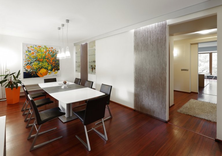 Nenuceně elegantní kuchyně ve světlých barvách, ve které nikdy nebudete nic hledat. Vše má své místo a ani kousíček nevyšel nazmar! Jako příklad můžeme uvést…