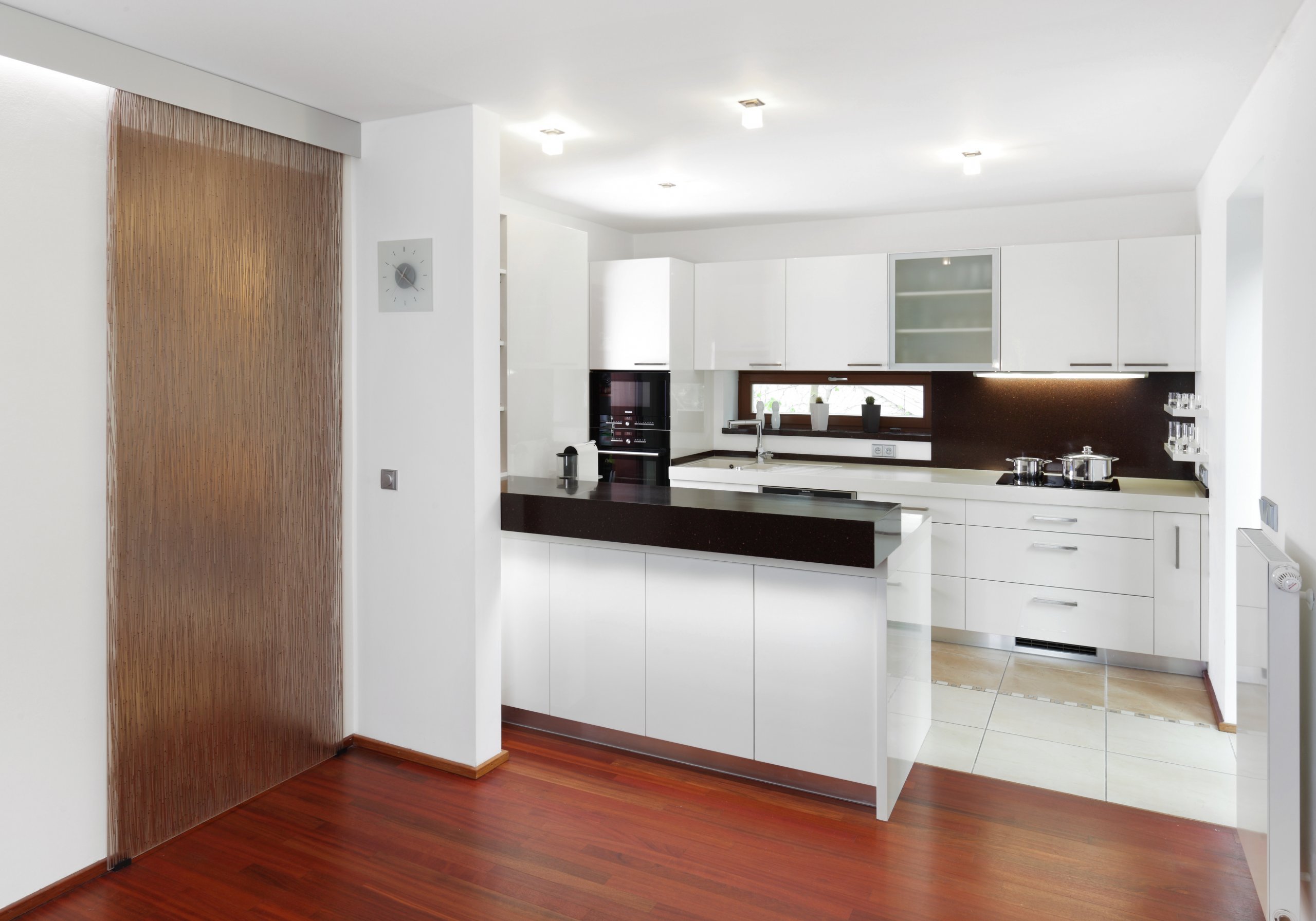 Nenuceně elegantní kuchyně ve světlých barvách, ve které nikdy nebudete nic hledat. Vše má své místo a ani kousíček nevyšel nazmar! Jako příklad můžeme uvést…