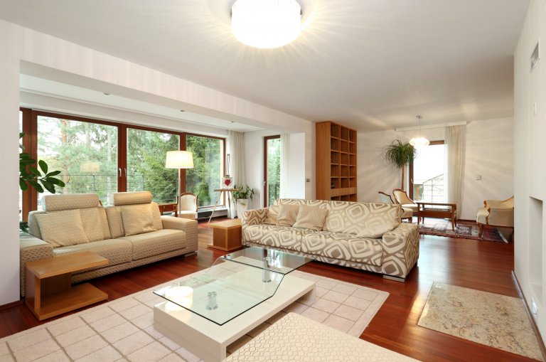 Nenuceně elegantní kuchyně ve světlých barvách, ve které nikdy nebudete nic hledat. Vše má své místo a ani kousíček nevyšel nazmar! Jako příklad můžeme uvést…