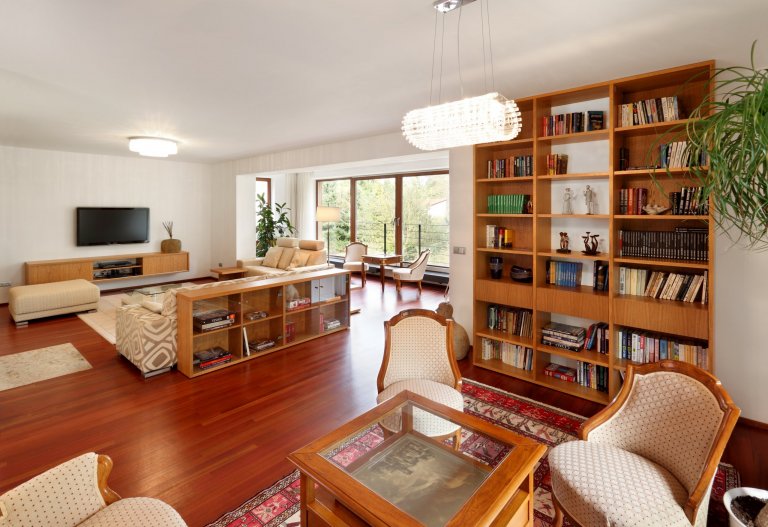 Nenuceně elegantní kuchyně ve světlých barvách, ve které nikdy nebudete nic hledat. Vše má své místo a ani kousíček nevyšel nazmar! Jako příklad můžeme uvést…