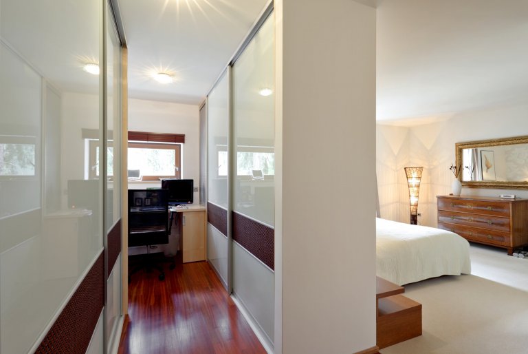 Nenuceně elegantní kuchyně ve světlých barvách, ve které nikdy nebudete nic hledat. Vše má své místo a ani kousíček nevyšel nazmar! Jako příklad můžeme uvést…