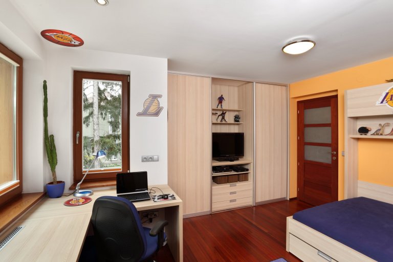 Nenuceně elegantní kuchyně ve světlých barvách, ve které nikdy nebudete nic hledat. Vše má své místo a ani kousíček nevyšel nazmar! Jako příklad můžeme uvést…