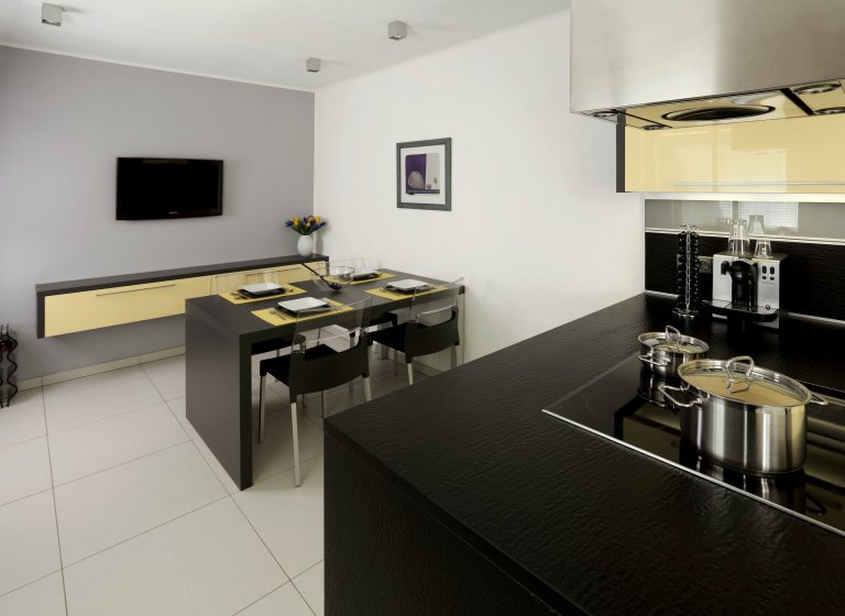 Představujeme vám impozantní moderní kuchyni v neobvyklé barevné kombinaci. Zářivě lesklé skříně ze světle žlutého lamina na první pohled krásně ladí s&nbsp…