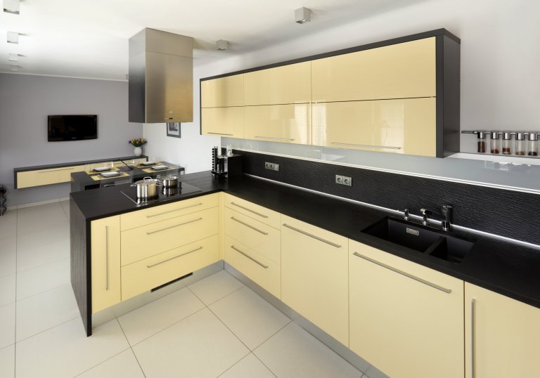 Představujeme vám impozantní moderní kuchyni v neobvyklé barevné kombinaci. Zářivě lesklé skříně ze světle žlutého lamina na první pohled krásně ladí s&nbsp…