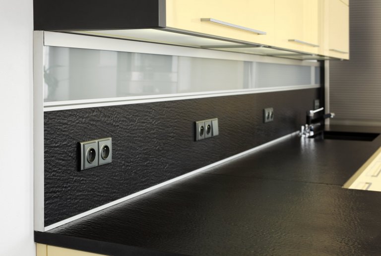 Představujeme vám impozantní moderní kuchyni v neobvyklé barevné kombinaci. Zářivě lesklé skříně ze světle žlutého lamina na první pohled krásně ladí s&nbsp…