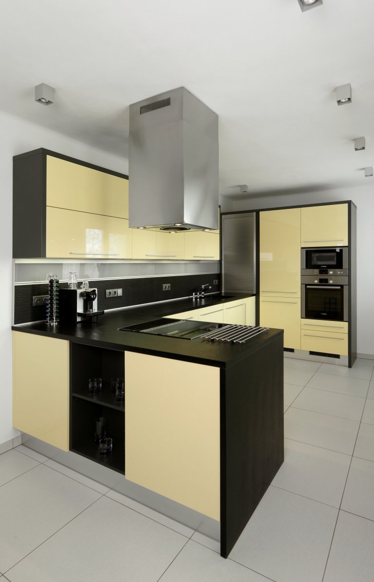 Představujeme vám impozantní moderní kuchyni v neobvyklé barevné kombinaci. Zářivě lesklé skříně ze světle žlutého lamina na první pohled krásně ladí s&nbsp…