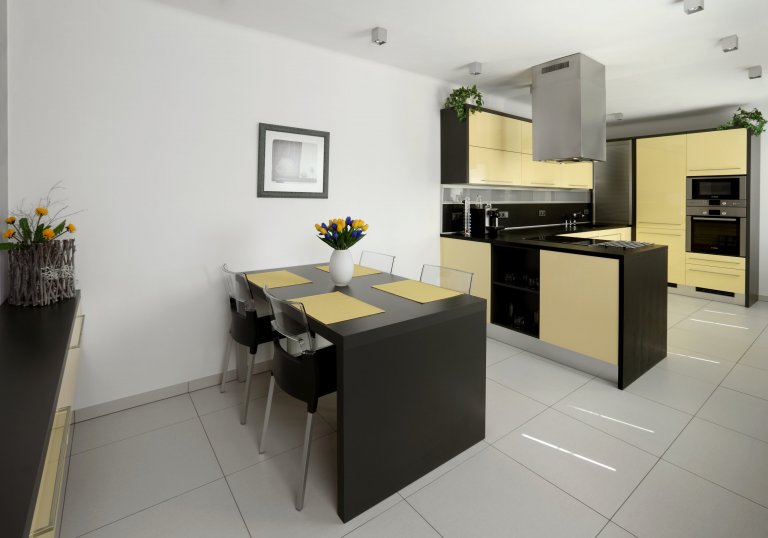 Představujeme vám impozantní moderní kuchyni v neobvyklé barevné kombinaci. Zářivě lesklé skříně ze světle žlutého lamina na první pohled krásně ladí s&nbsp…