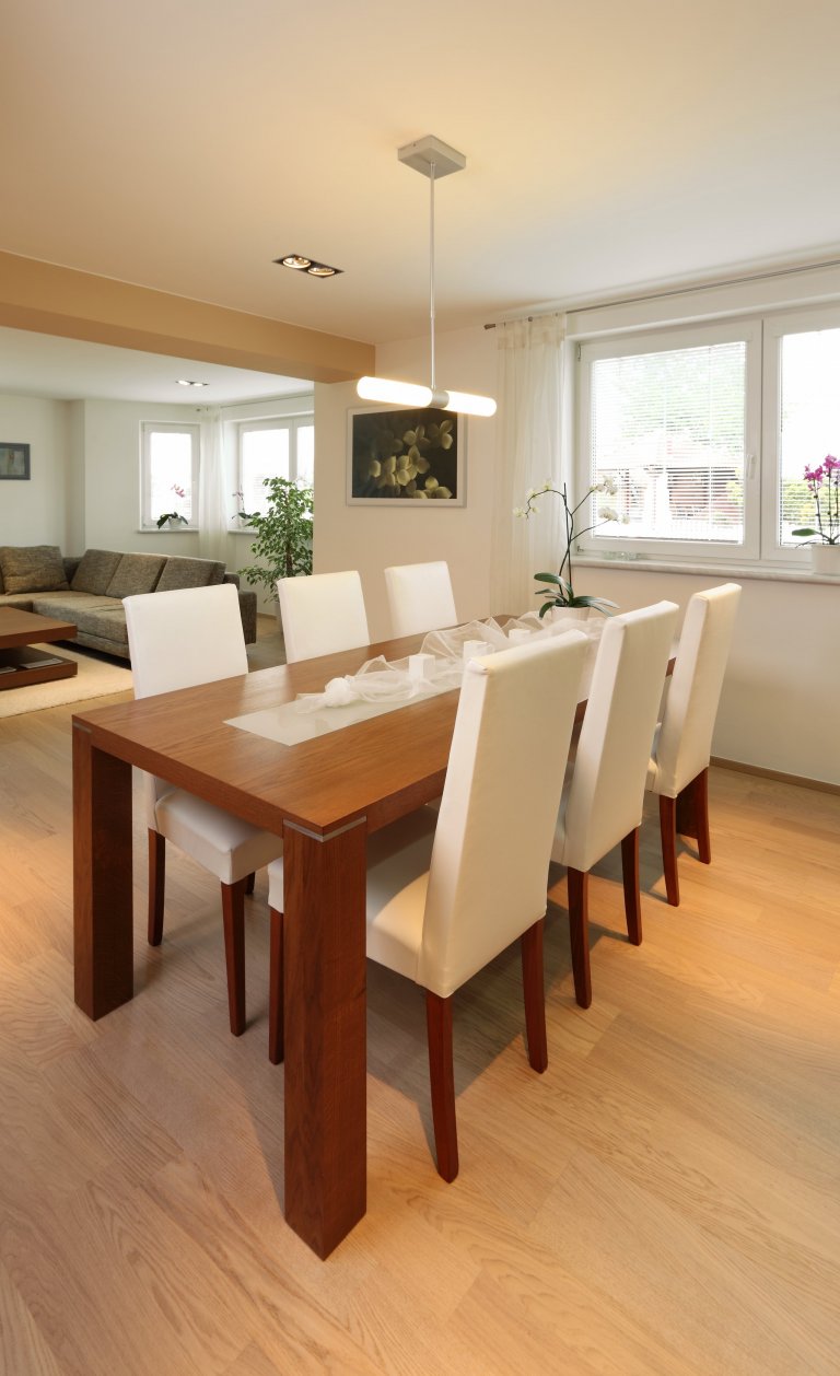 Představujeme vám impozantní moderní kuchyni v neobvyklé barevné kombinaci. Zářivě lesklé skříně ze světle žlutého lamina na první pohled krásně ladí s&nbsp…