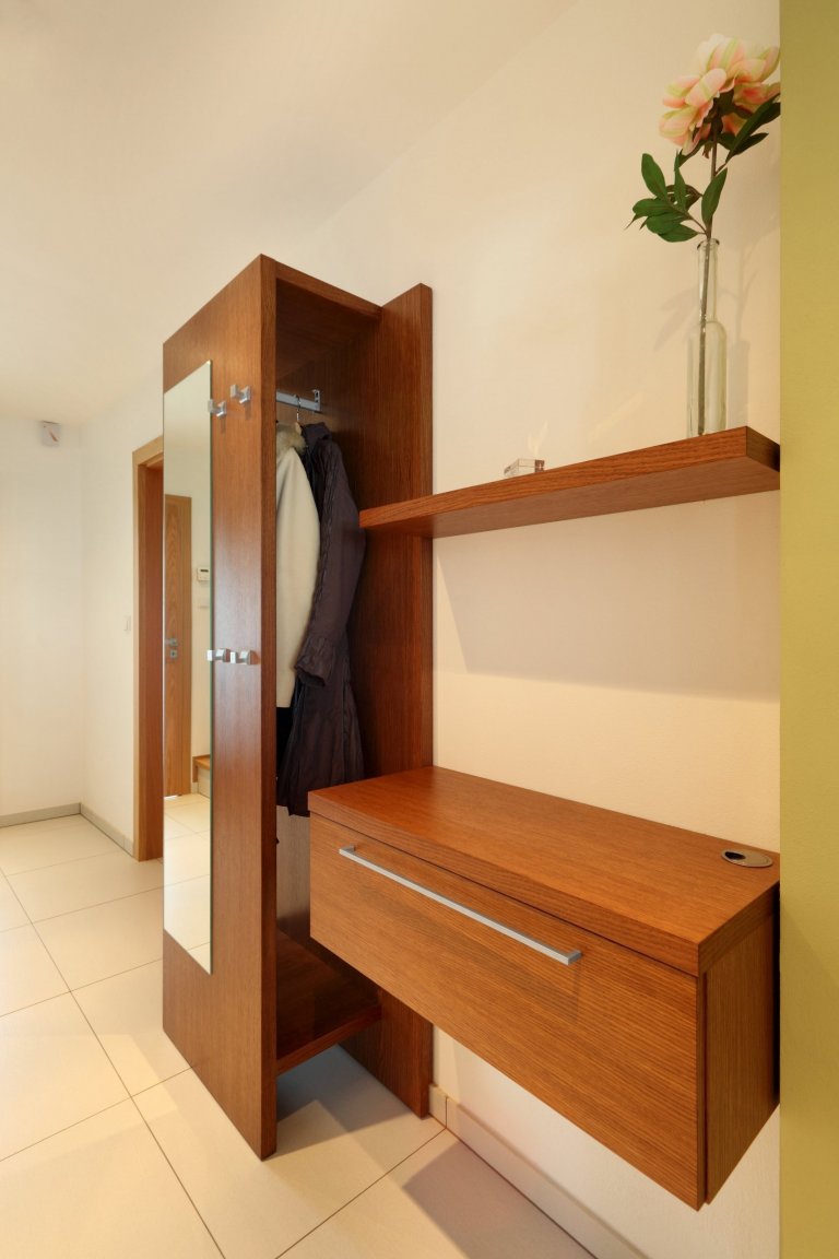 Představujeme vám impozantní moderní kuchyni v neobvyklé barevné kombinaci. Zářivě lesklé skříně ze světle žlutého lamina na první pohled krásně ladí s&nbsp…