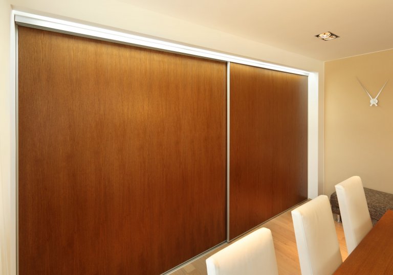 Představujeme vám impozantní moderní kuchyni v neobvyklé barevné kombinaci. Zářivě lesklé skříně ze světle žlutého lamina na první pohled krásně ladí s&nbsp…