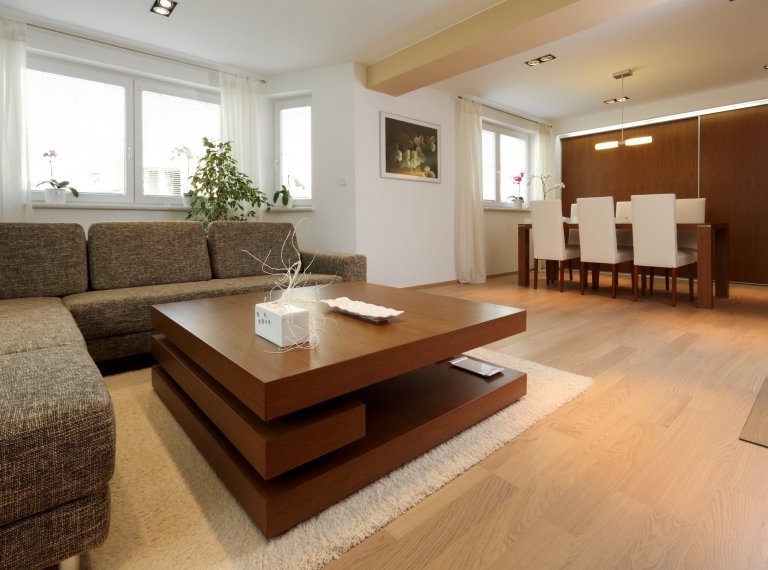 Představujeme vám impozantní moderní kuchyni v neobvyklé barevné kombinaci. Zářivě lesklé skříně ze světle žlutého lamina na první pohled krásně ladí s&nbsp…