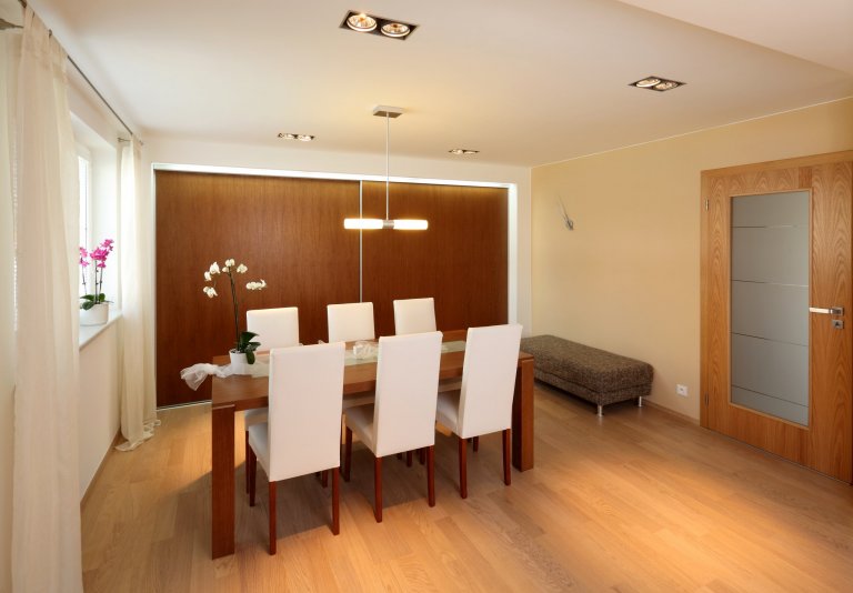 Představujeme vám impozantní moderní kuchyni v neobvyklé barevné kombinaci. Zářivě lesklé skříně ze světle žlutého lamina na první pohled krásně ladí s&nbsp…