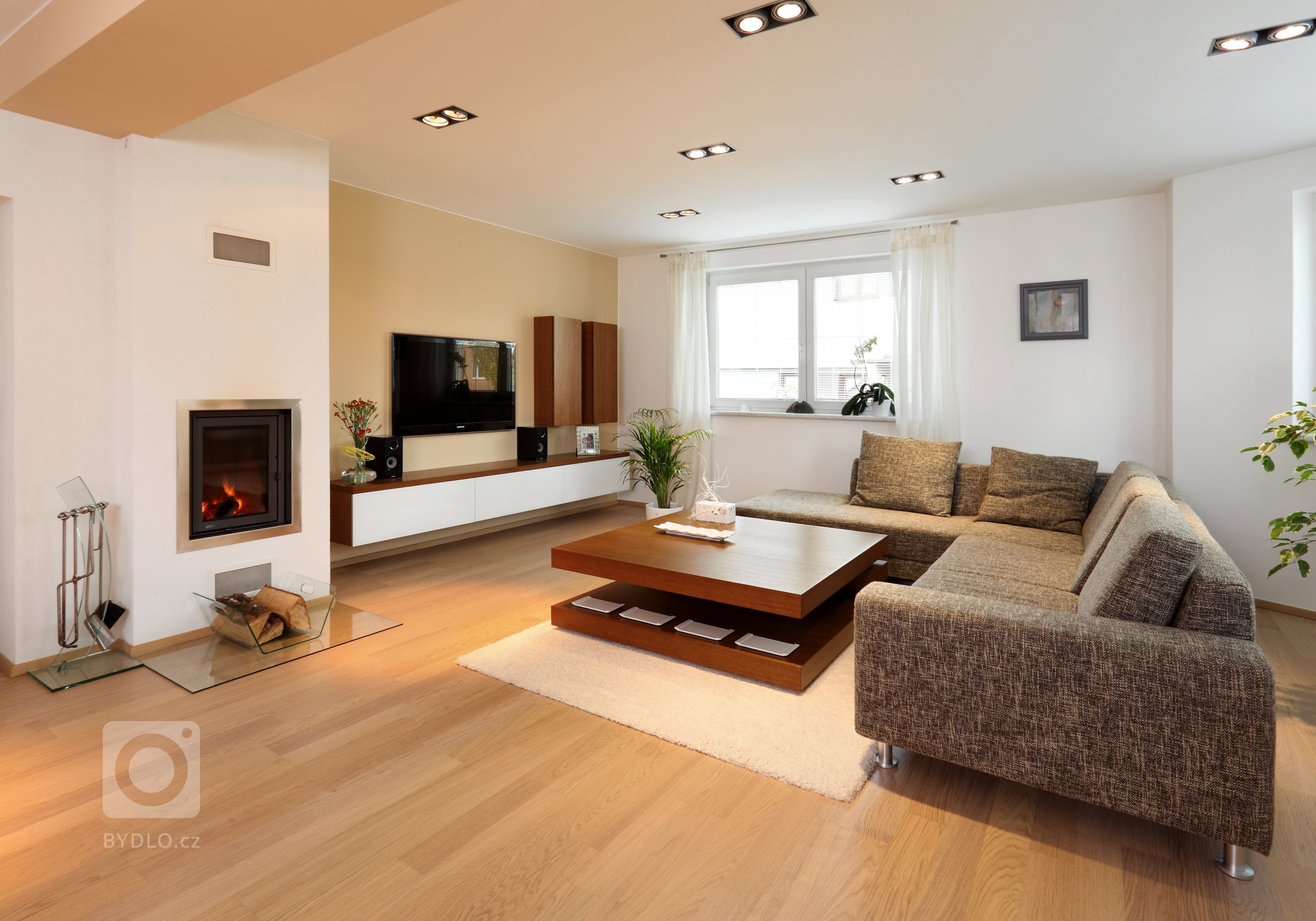 Představujeme vám impozantní moderní kuchyni v neobvyklé barevné kombinaci. Zářivě lesklé skříně ze světle žlutého lamina na první pohled krásně ladí s&nbsp…