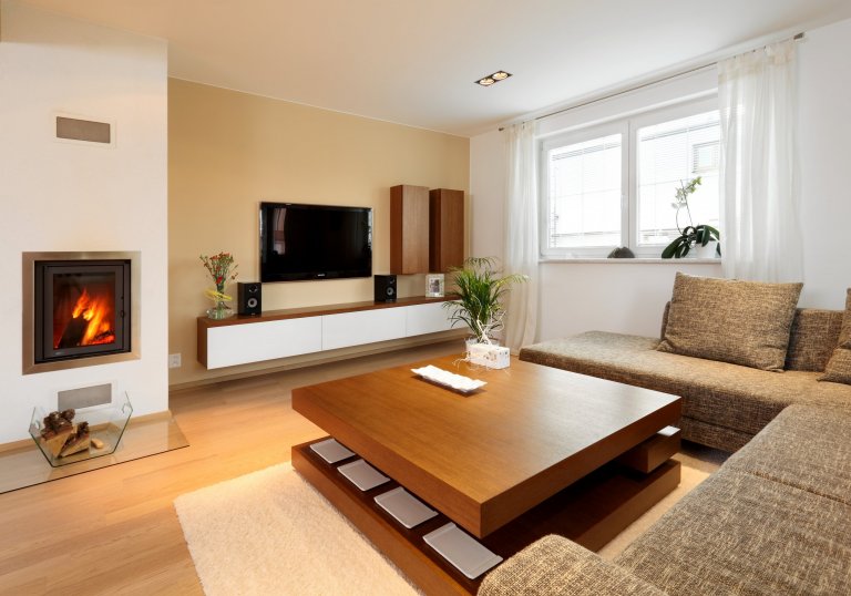 Představujeme vám impozantní moderní kuchyni v neobvyklé barevné kombinaci. Zářivě lesklé skříně ze světle žlutého lamina na první pohled krásně ladí s&nbsp…