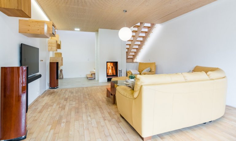 Luxusní minimalistická kuchyň plná čistých linií a volného prostoru! Kombinace zářivě bílých skříněk a krásně zpracovaného smrkového dřeva láká na první pohled…