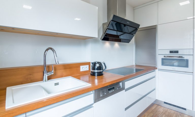 Luxusní minimalistická kuchyň plná čistých linií a volného prostoru! Kombinace zářivě bílých skříněk a krásně zpracovaného smrkového dřeva láká na první pohled…