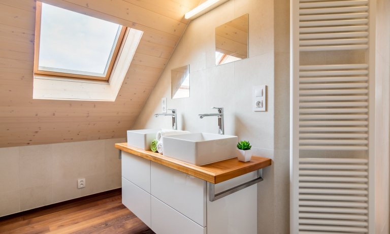 Luxusní minimalistická kuchyň plná čistých linií a volného prostoru! Kombinace zářivě bílých skříněk a krásně zpracovaného smrkového dřeva láká na první pohled…
