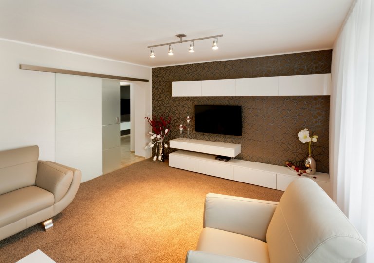 Elegantní kuchyň krásně zasazená do interiéru! Dominuje jí masivní deska z umělého kamene Staron, která barevně ladí s čelní stěnou jídelního prostoru i…