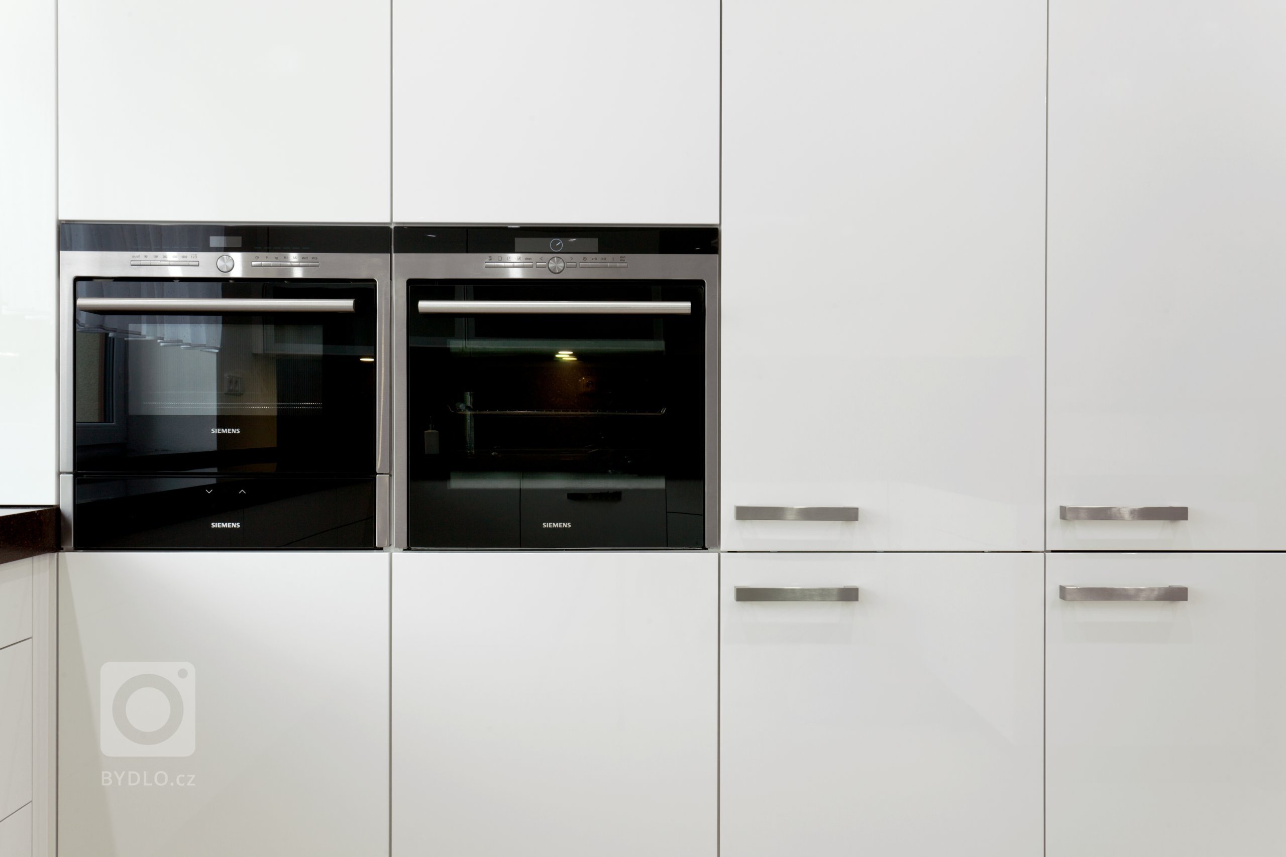 Elegantní kuchyň krásně zasazená do interiéru! Dominuje jí masivní deska z umělého kamene Staron, která barevně ladí s čelní stěnou jídelního prostoru i…