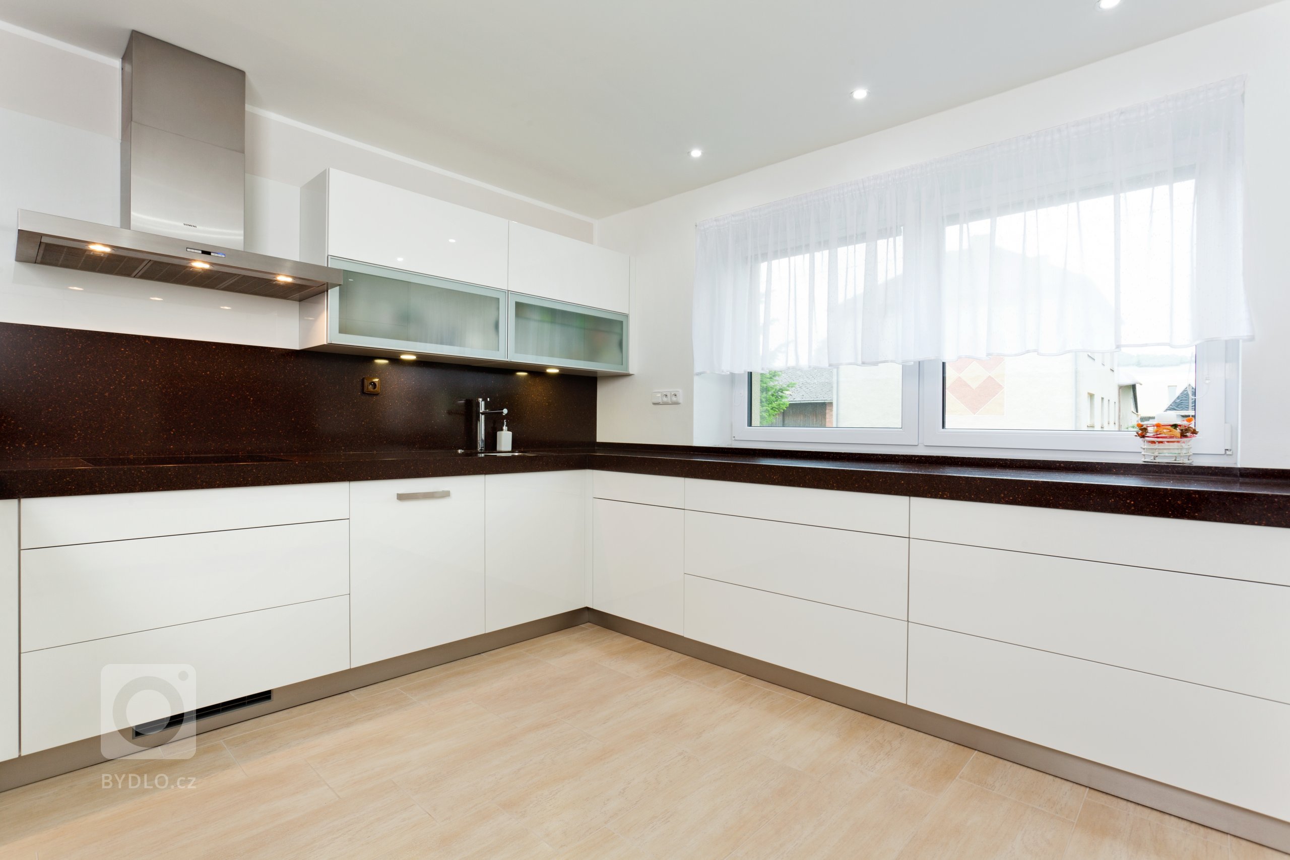 Elegantní kuchyň krásně zasazená do interiéru! Dominuje jí masivní deska z umělého kamene Staron, která barevně ladí s čelní stěnou jídelního prostoru i…