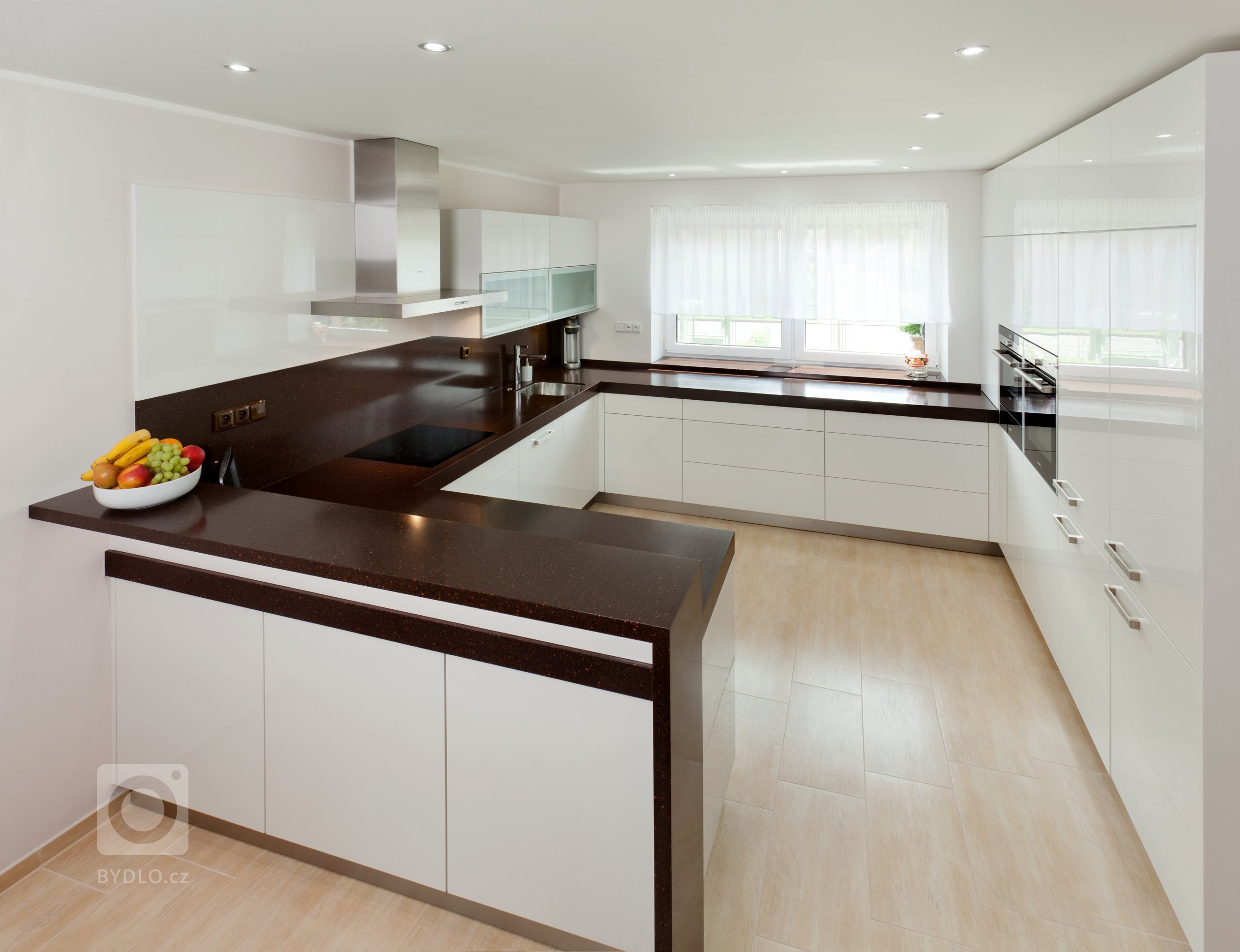 Elegantní kuchyň krásně zasazená do interiéru! Dominuje jí masivní deska z umělého kamene Staron, která barevně ladí s čelní stěnou jídelního prostoru i…