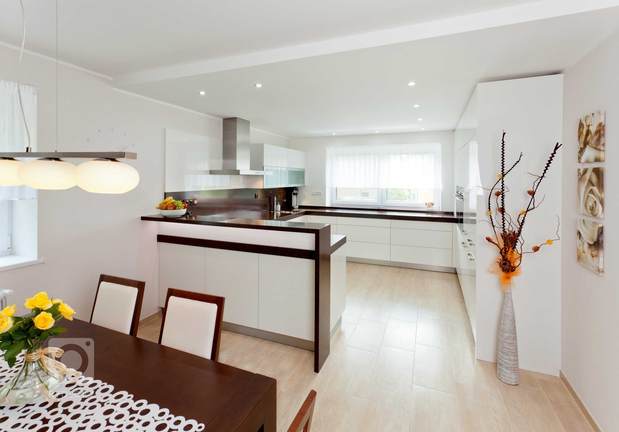 Elegantní kuchyň krásně zasazená do interiéru! Dominuje jí masivní deska z umělého kamene Staron, která barevně ladí s čelní stěnou jídelního prostoru i…