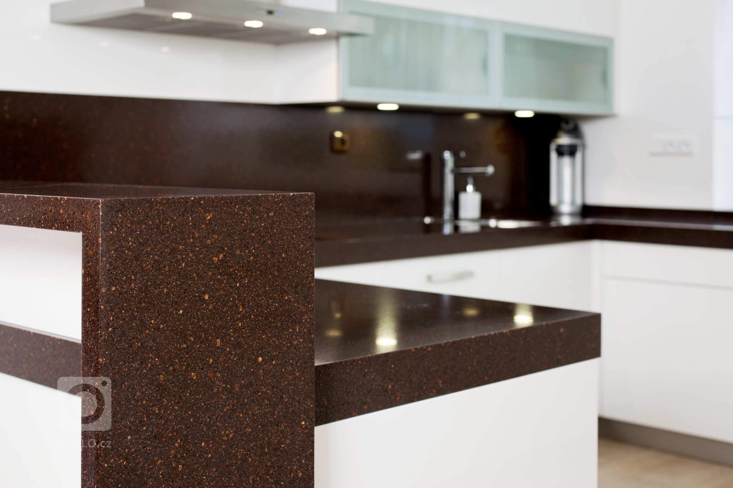 Elegantní kuchyň krásně zasazená do interiéru! Dominuje jí masivní deska z umělého kamene Staron, která barevně ladí s čelní stěnou jídelního prostoru i…