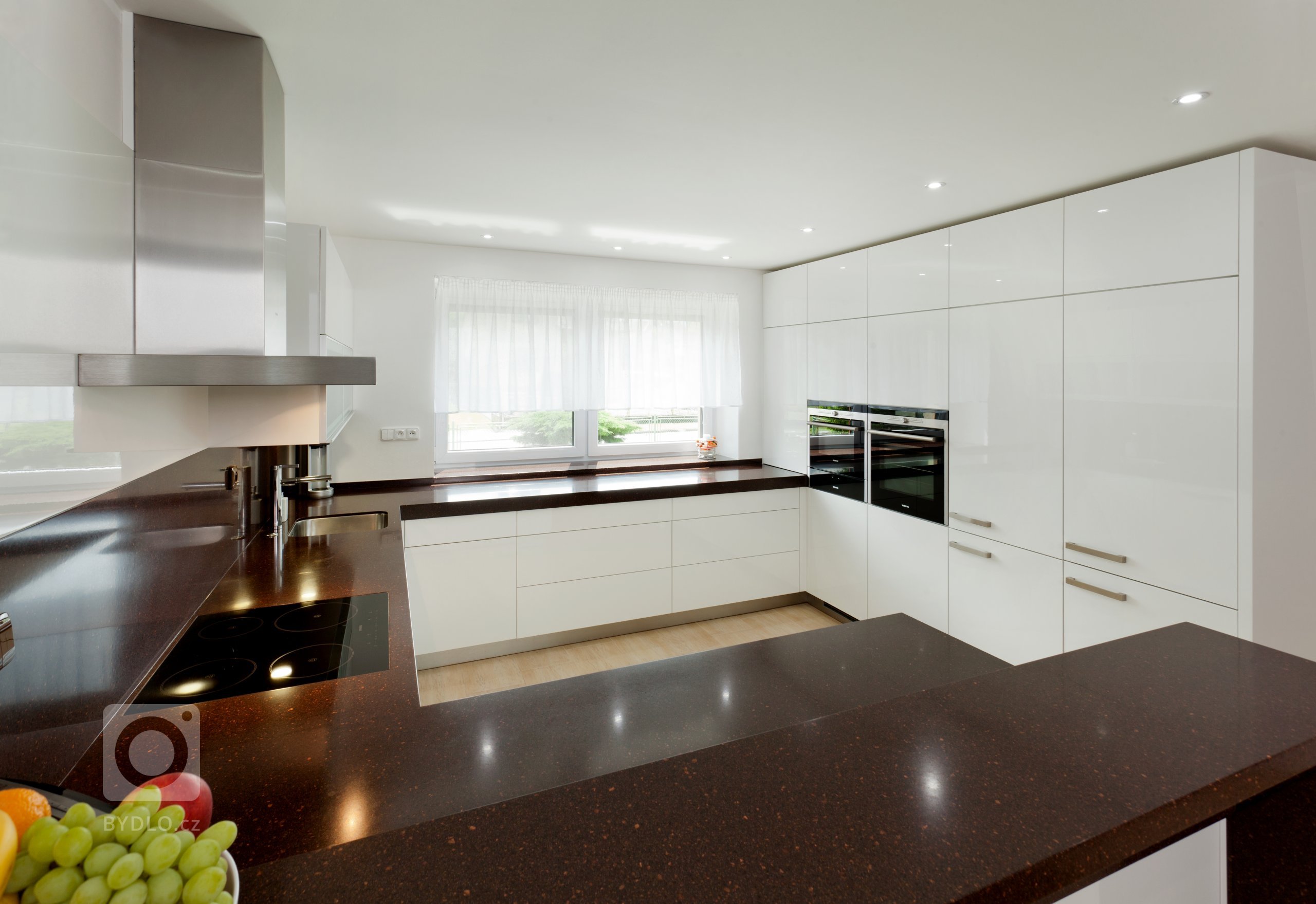 Elegantní kuchyň krásně zasazená do interiéru! Dominuje jí masivní deska z umělého kamene Staron, která barevně ladí s čelní stěnou jídelního prostoru i…