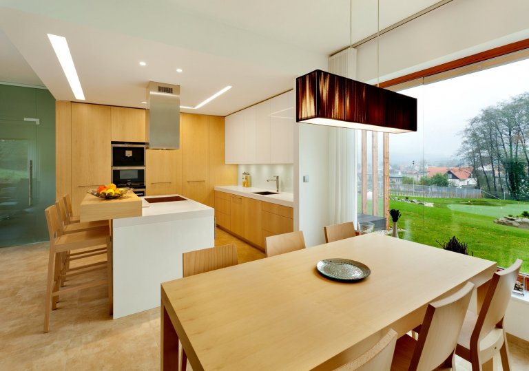 Naprostá dokonalost co se estetiky týče! Pokud máte rádi jednolité, ničím neručené linie, jste na správném místě. Uklidňující tóny světlého kanadského javoru…