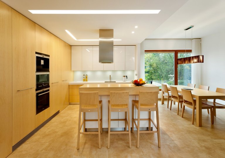 Naprostá dokonalost co se estetiky týče! Pokud máte rádi jednolité, ničím neručené linie, jste na správném místě. Uklidňující tóny světlého kanadského javoru…