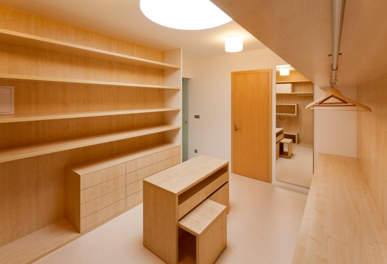 Naprostá dokonalost co se estetiky týče! Pokud máte rádi jednolité, ničím neručené linie, jste na správném místě. Uklidňující tóny světlého kanadského javoru…