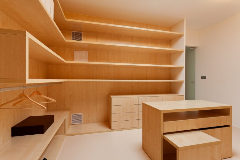 Naprostá dokonalost co se estetiky týče! Pokud máte rádi jednolité, ničím neručené linie, jste na správném místě. Uklidňující tóny světlého kanadského javoru…