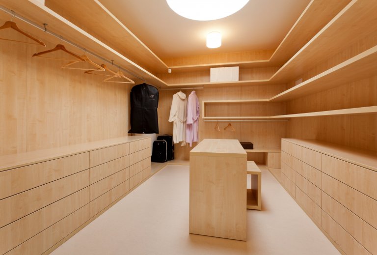 Naprostá dokonalost co se estetiky týče! Pokud máte rádi jednolité, ničím neručené linie, jste na správném místě. Uklidňující tóny světlého kanadského javoru…