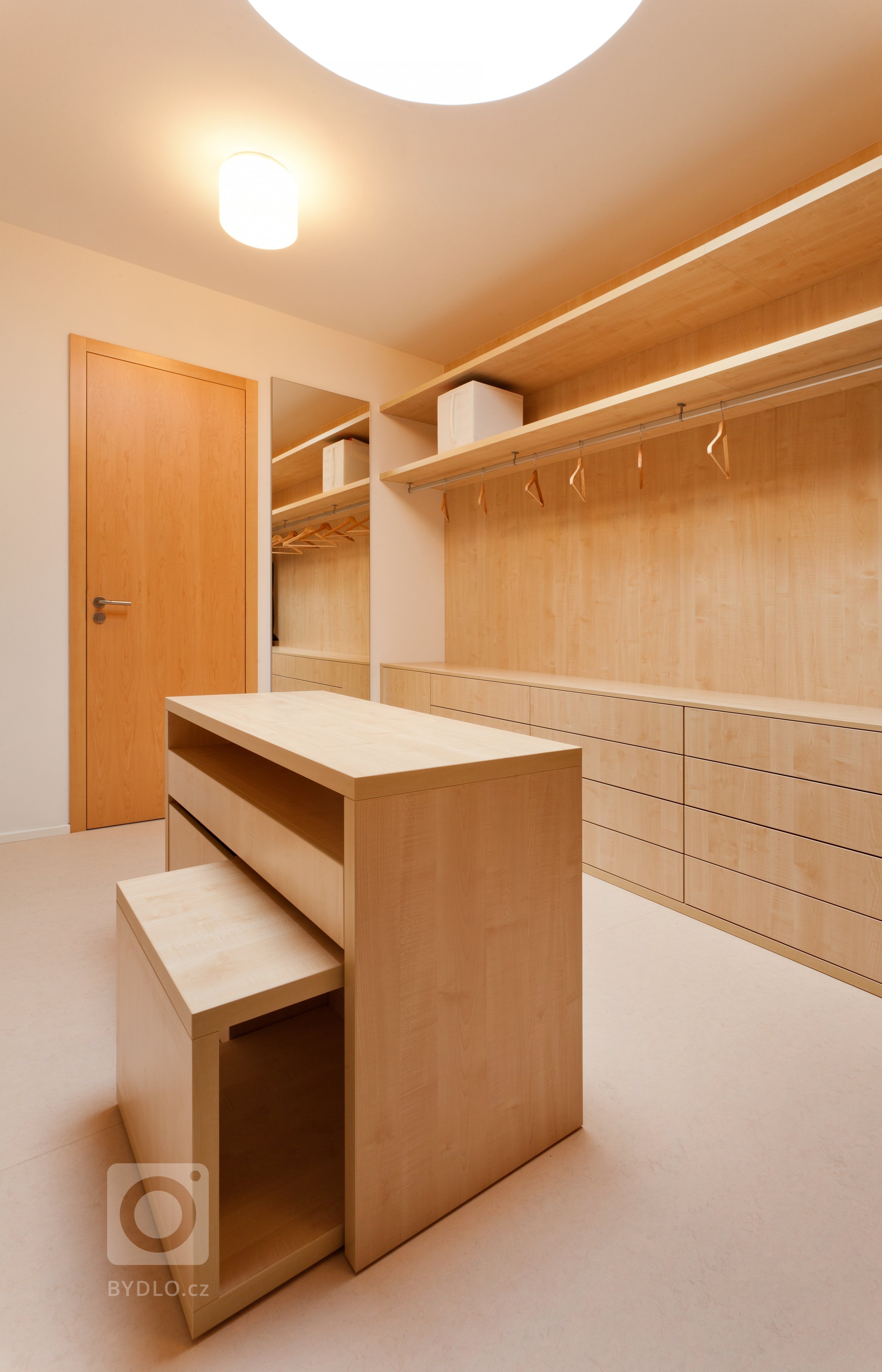 Naprostá dokonalost co se estetiky týče! Pokud máte rádi jednolité, ničím neručené linie, jste na správném místě. Uklidňující tóny světlého kanadského javoru…