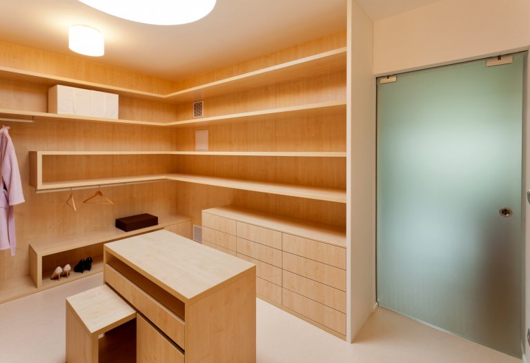 Naprostá dokonalost co se estetiky týče! Pokud máte rádi jednolité, ničím neručené linie, jste na správném místě. Uklidňující tóny světlého kanadského javoru…