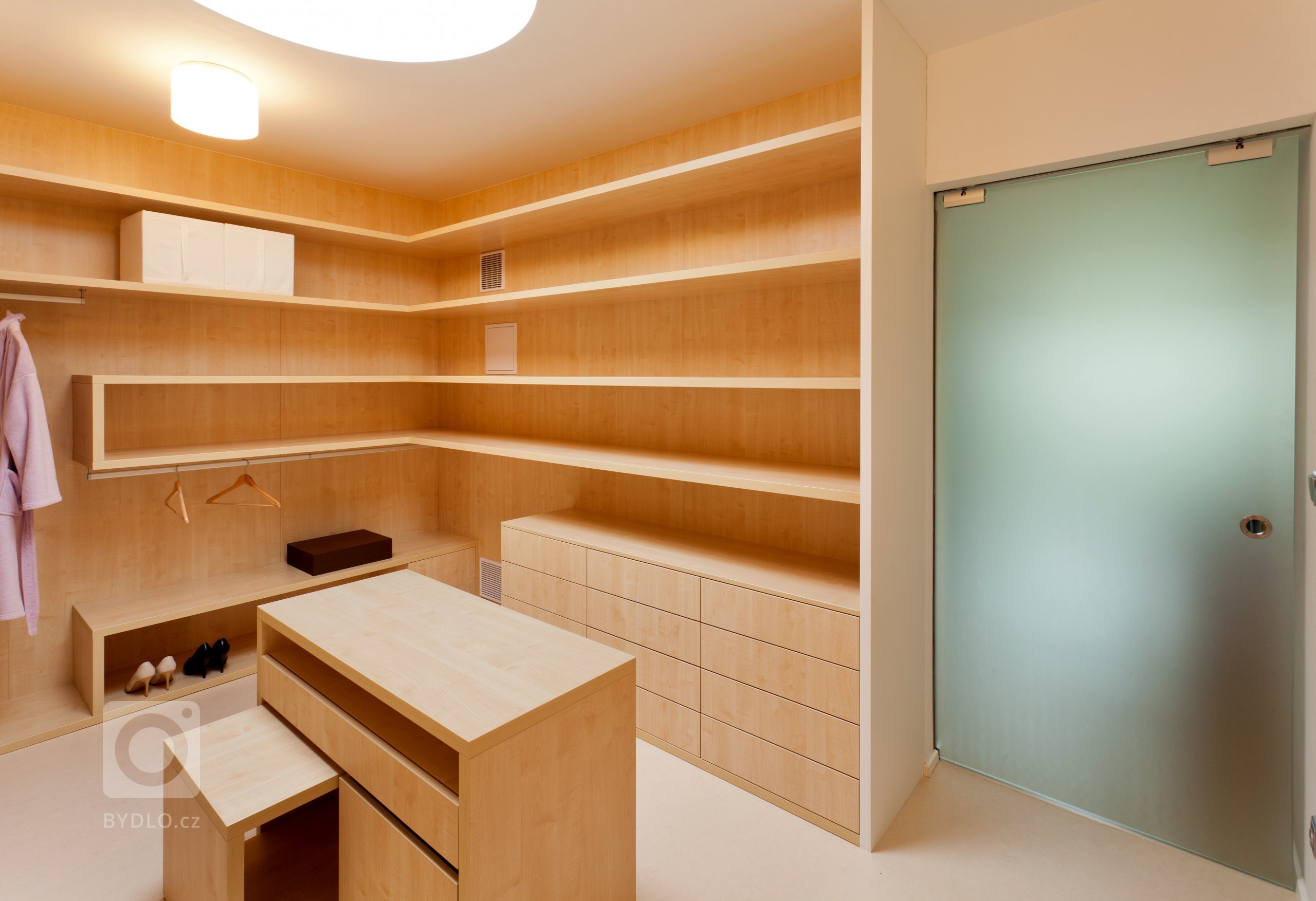 Naprostá dokonalost co se estetiky týče! Pokud máte rádi jednolité, ničím neručené linie, jste na správném místě. Uklidňující tóny světlého kanadského javoru…