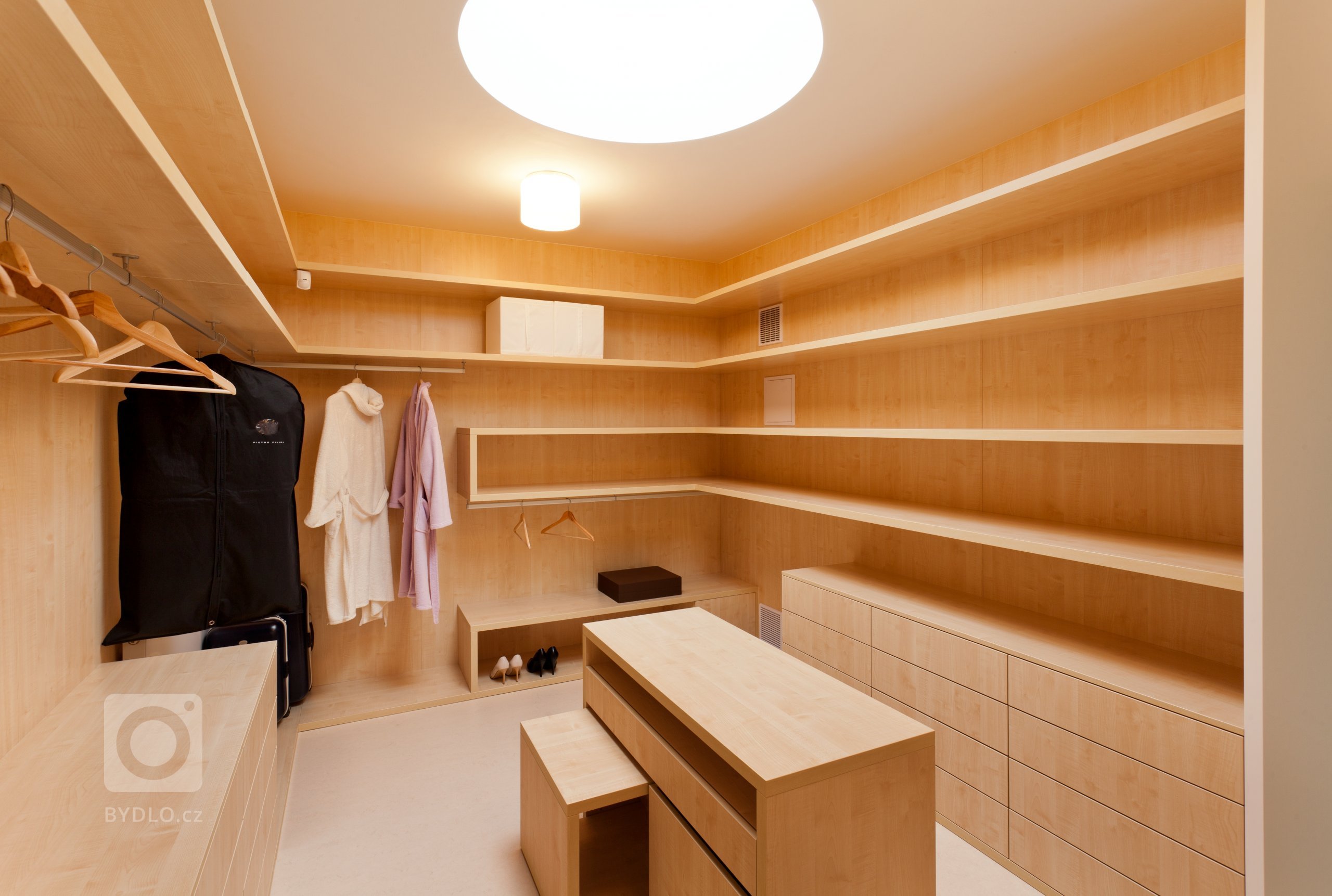 Naprostá dokonalost co se estetiky týče! Pokud máte rádi jednolité, ničím neručené linie, jste na správném místě. Uklidňující tóny světlého kanadského javoru…