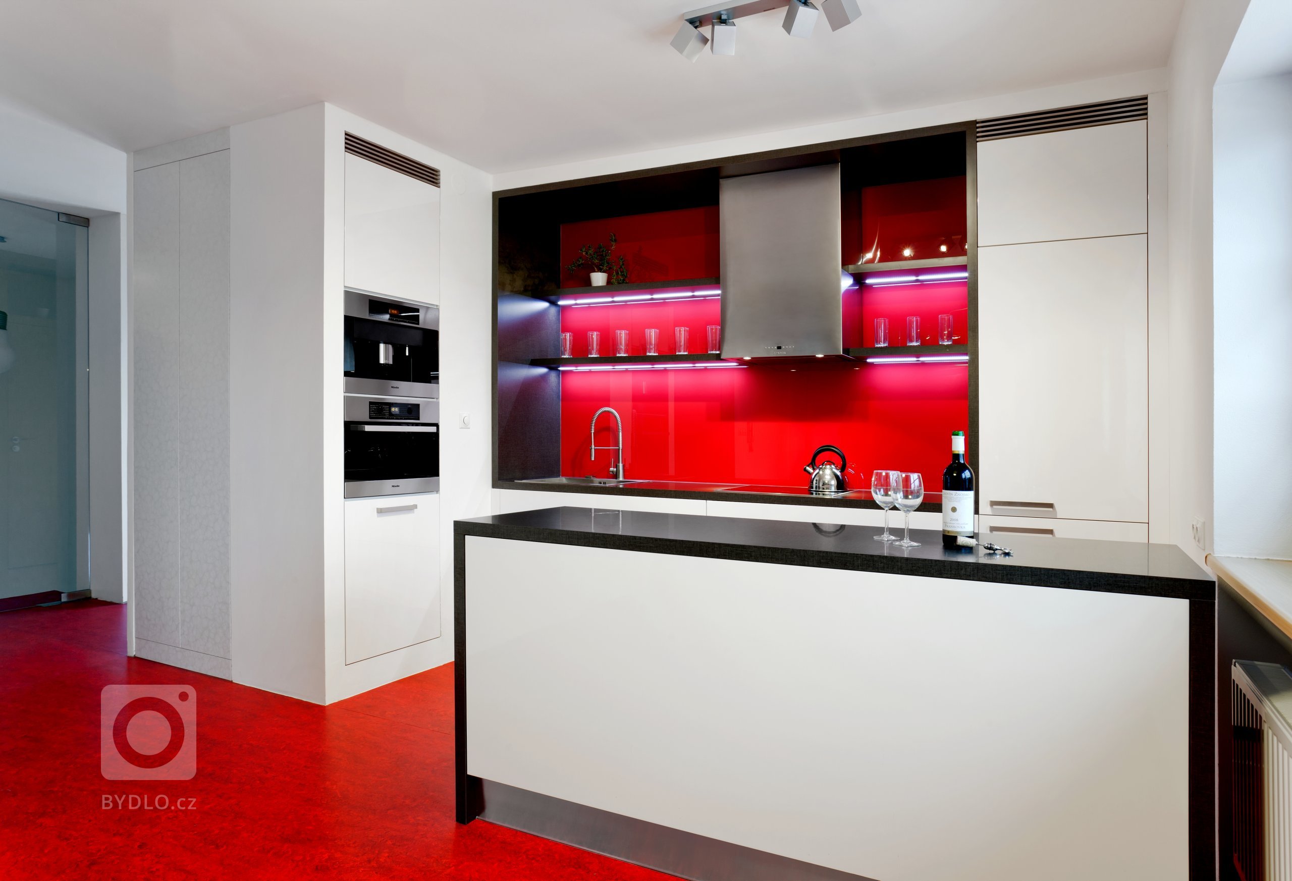 Představujeme vám kuchyň jednoduchých tvarů a dramatických kontrastů. Bílé plochy, které tvoří robustní základ celé kuchyně, lemuje strukturovaný tmavý povrch,…