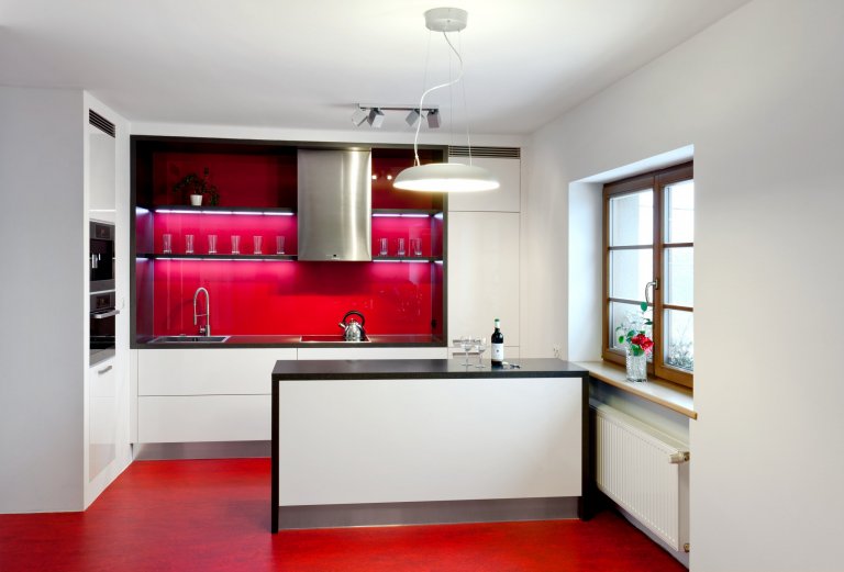 Představujeme vám kuchyň jednoduchých tvarů a dramatických kontrastů. Bílé plochy, které tvoří robustní základ celé kuchyně, lemuje strukturovaný tmavý povrch,…