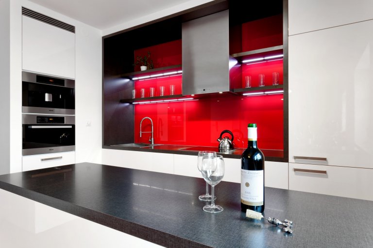 Představujeme vám kuchyň jednoduchých tvarů a dramatických kontrastů. Bílé plochy, které tvoří robustní základ celé kuchyně, lemuje strukturovaný tmavý povrch,…