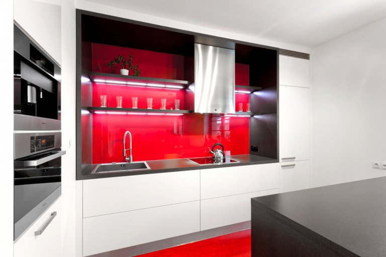 Představujeme vám kuchyň jednoduchých tvarů a dramatických kontrastů. Bílé plochy, které tvoří robustní základ celé kuchyně, lemuje strukturovaný tmavý povrch,…