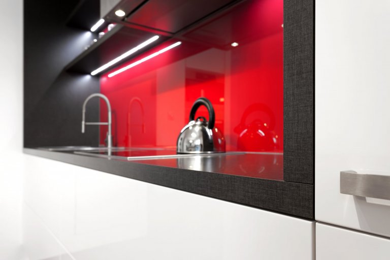 Představujeme vám kuchyň jednoduchých tvarů a dramatických kontrastů. Bílé plochy, které tvoří robustní základ celé kuchyně, lemuje strukturovaný tmavý povrch,…