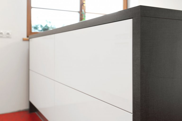 Představujeme vám kuchyň jednoduchých tvarů a dramatických kontrastů. Bílé plochy, které tvoří robustní základ celé kuchyně, lemuje strukturovaný tmavý povrch,…