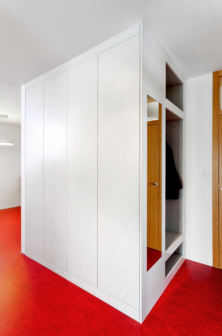 Představujeme vám kuchyň jednoduchých tvarů a dramatických kontrastů. Bílé plochy, které tvoří robustní základ celé kuchyně, lemuje strukturovaný tmavý povrch,…