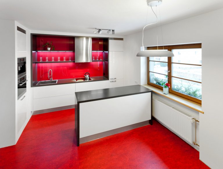 Představujeme vám kuchyň jednoduchých tvarů a dramatických kontrastů. Bílé plochy, které tvoří robustní základ celé kuchyně, lemuje strukturovaný tmavý povrch,…