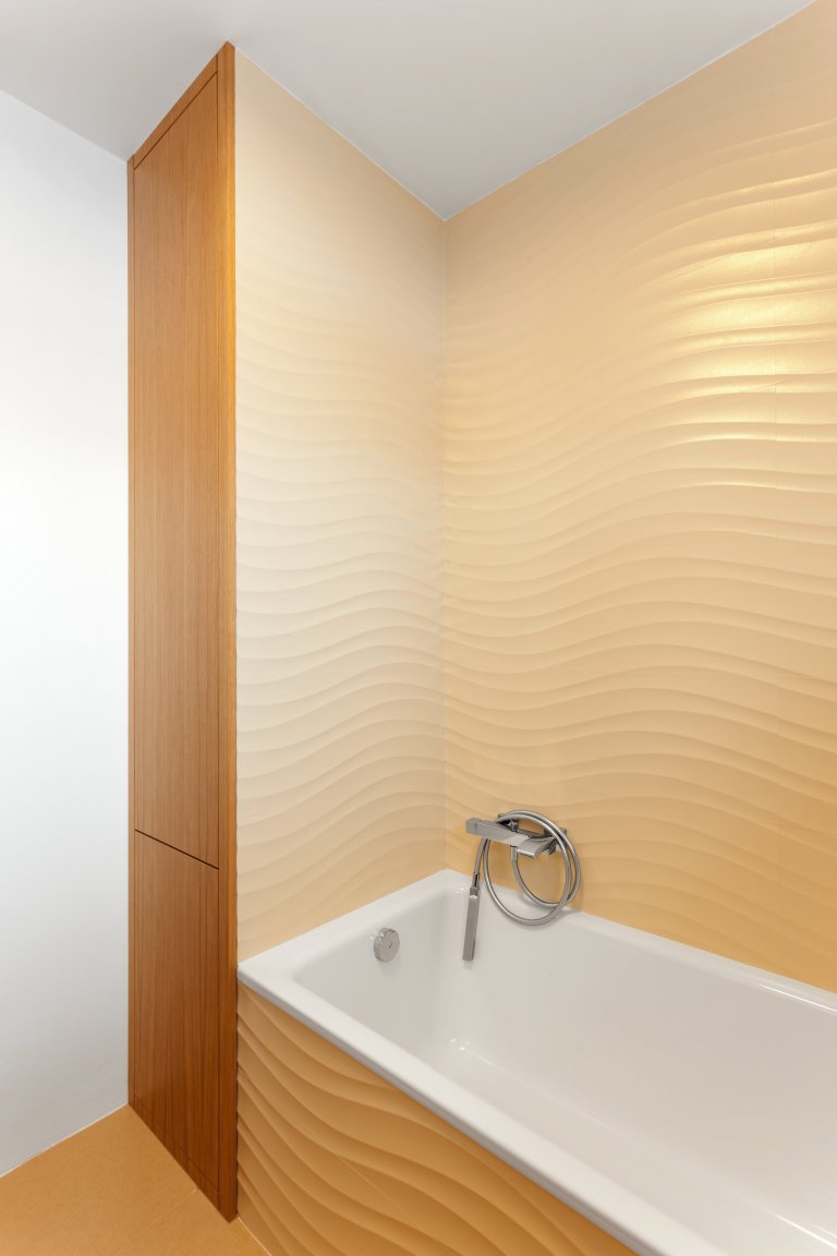 Představujeme vám kuchyň jednoduchých tvarů a dramatických kontrastů. Bílé plochy, které tvoří robustní základ celé kuchyně, lemuje strukturovaný tmavý povrch,…