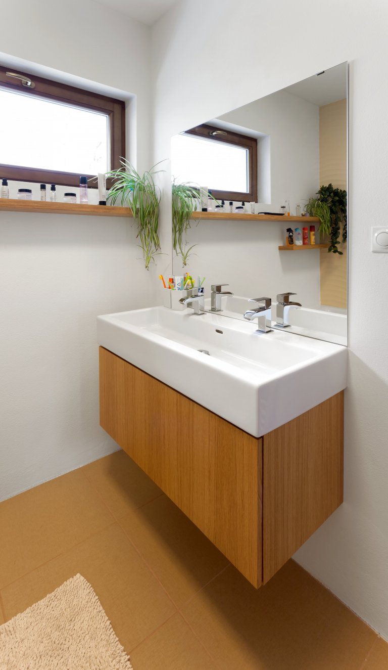 Představujeme vám kuchyň jednoduchých tvarů a dramatických kontrastů. Bílé plochy, které tvoří robustní základ celé kuchyně, lemuje strukturovaný tmavý povrch,…