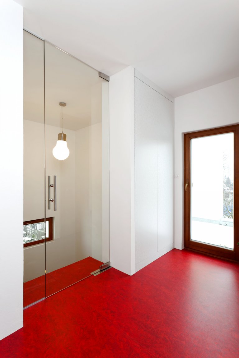 Představujeme vám kuchyň jednoduchých tvarů a dramatických kontrastů. Bílé plochy, které tvoří robustní základ celé kuchyně, lemuje strukturovaný tmavý povrch,…