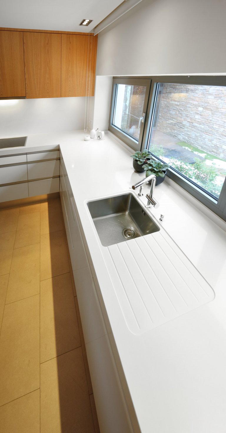 Něco pro ty, kteří mají rádi lad a pořádek! V této prosvětlené kuchyni se střídají prvky z lakovaného dubového dřeva a bílého lamina&nbsp;&ndash; to vše ve…