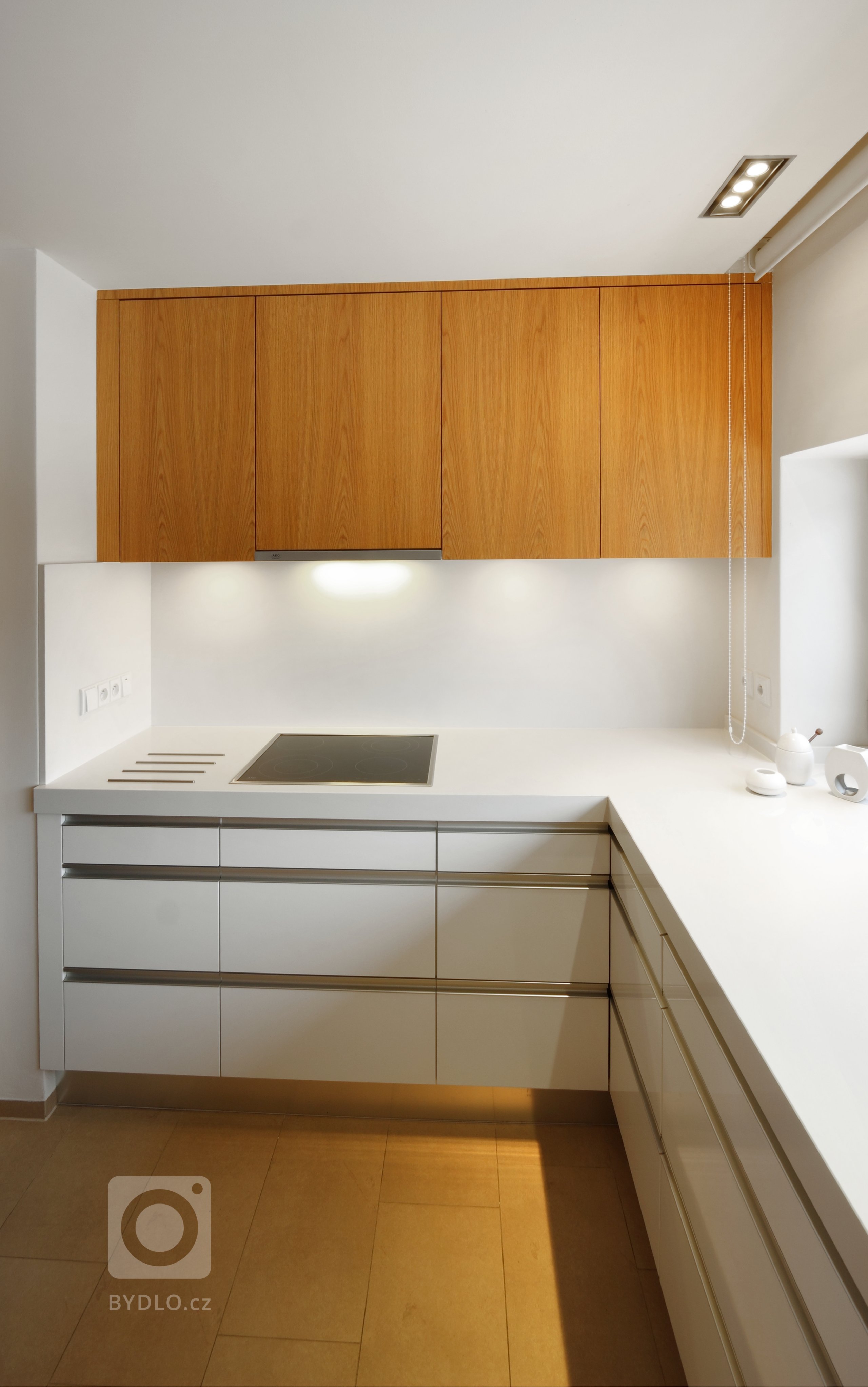 Něco pro ty, kteří mají rádi lad a pořádek! V této prosvětlené kuchyni se střídají prvky z lakovaného dubového dřeva a bílého lamina&nbsp;&ndash; to vše ve…